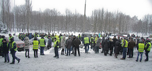 Работники аэропорта устроили массовый митинг