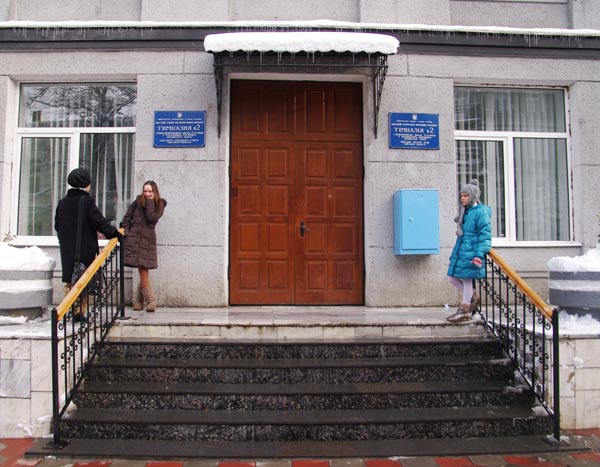 В центре Одессы мужчина переполошил школьниц. Фото - timer.od.ua