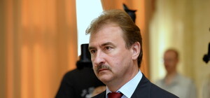 Попов пришел к Азарову с челобитной. Просит денег 