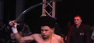 Денис Беринчик вышел на ринг в атаманской шапке и признался в любви своей девушке