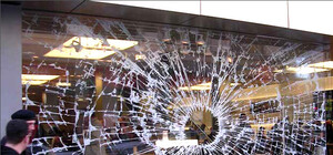 Одесские шутники разбили витрину кафе и попались в оцепление милиции