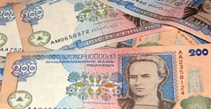 Медикам и врачам поднимут зарплаты