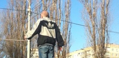 В Одессе мужчина внезапно решил залезть на крышу своего авто. Фото - Костя Литвин