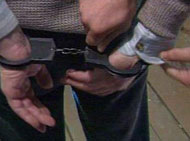 В Донбассе мужик жестоко избил женщину: сначала сковородкой, потом кочергой