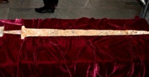 Ющенко хочет забрать у запорожцев меч Святослава