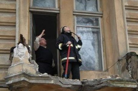 В Одессе женщина рухнула на тротуар прямо с балконом. Фото - odesa.mns.gov.ua