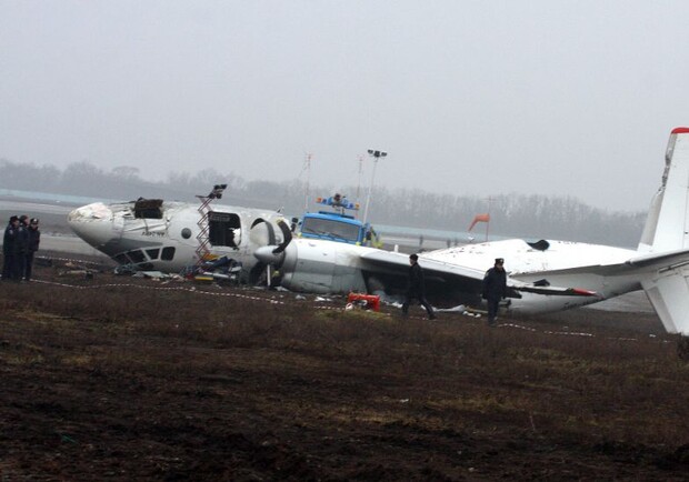 Пять погибших пассажиров АН-24 сидели рядом.
Фото - 62.ua