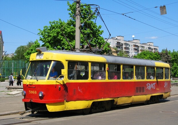 Трамваи и троллейбусы будут ходить реже по выходным, а сотрудникам могут сократить зарплаты. Фото: leejongwon.livejournal.com.