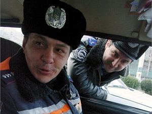 Прапорщик-стихоплет остается на службе в ГАИ. Фото - Алексей Кравцов. 