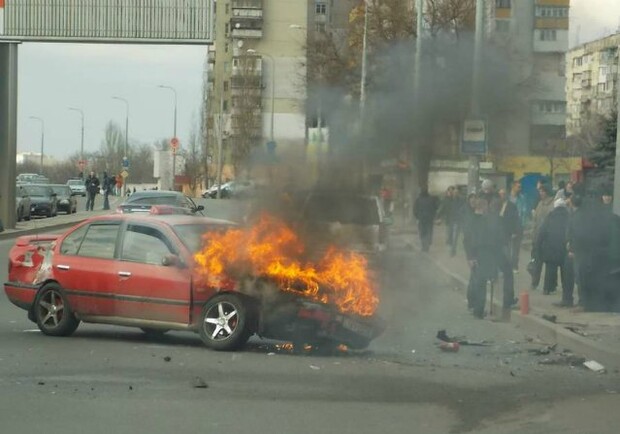 После столкновения такси загорелось. Фото novostnik.com.ua