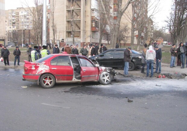 В Одессе столкнулись два авто. После этого одно загорелось, а второе влетело в пешеходов. Фото - Александр1 "Одесский форум"