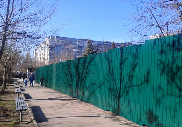 Сейчас место для строительства уже огородили. Фото с сайта: odessa-life.od.ua.
