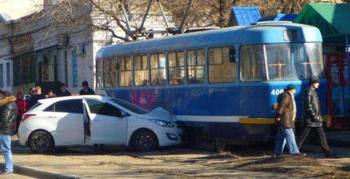 Hyundai въехал в трамвай. Фото: UHBYZ ("Одесский форум").