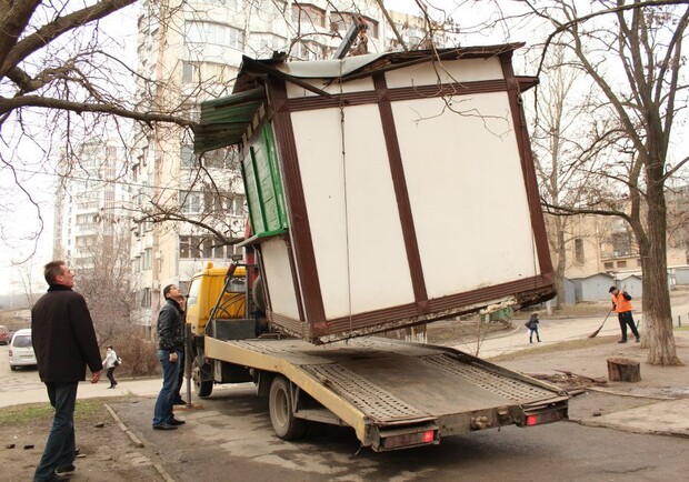 Будки сносили по всему городу. Фото: facebook.com/Mayor.of.Odessa.