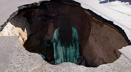 В яме может скрываться кто угодно. Фото с сайта: vk.com/public_od_ua.