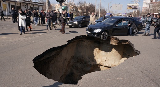 Такую яму трудно не заметить. Фото с сайта: odessa.ua.
