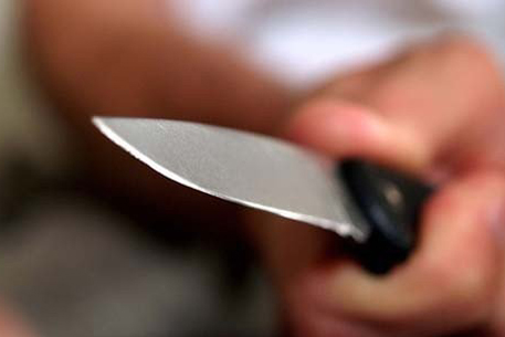 Один из грабителей угрожал аптекарю ножом. Фото: netbespredelu.ru.