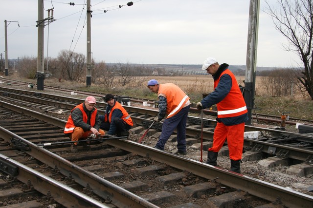 Рабочие уже чинили этот участок в декабре. Фото с сайта: railway.in.ua.