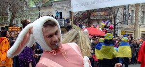 По центру Одессы провезут огромную клизму и подводную лодку