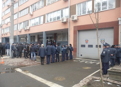 Милиция оцепила выезд из здания, чтобы задержанных не освободили. Фото с сайта: odessa.comments.ua.