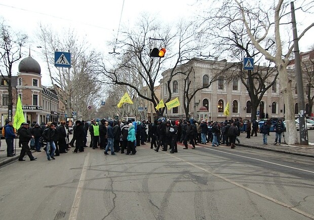 Предприниматели одесских рынков ходили по пешеходному переходу, не нарушая закон. Фото с сайта: dumskaya.net.
