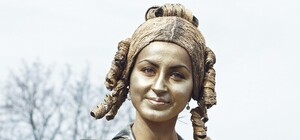 Юморина в Одессе стартовала с фестиваля живых скульптур и битвы шаржистов