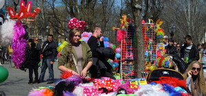 Центр Одессы заполонили торговцы: парики, груди и нос-пенис