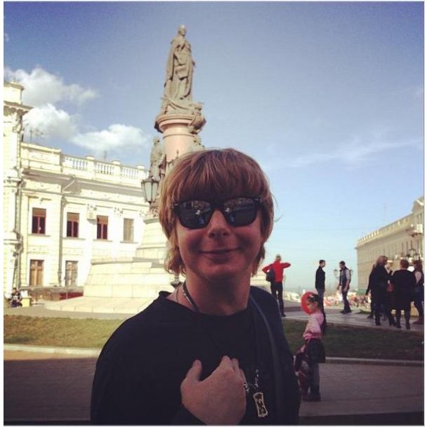 Андрей Григорьев-Апполонов на фоне памятника основателям Одессы. Фото - twitter.com/Ryrik