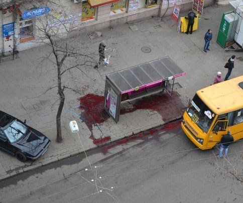 Кровь на остановке обнаружил дворник. Фото - vk.com/public_od_ua
