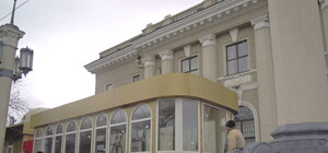 Очередной ларек поставили прямо на ступеньках у Одесского вокзала