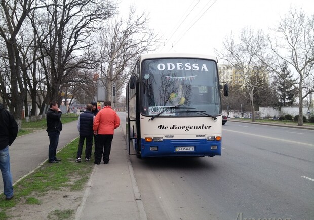 Другому автобусу, выехавшему раньше, все-таки удалось покинуть город. Фото: dumskaya.net.
