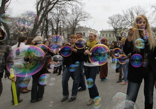 Одесситы массово дули мыльные пузыри в центре. Фото - vk.com/parad_mp