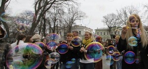 Сотни людей прошлись по центру Одессы, пуская мыльные пузыри