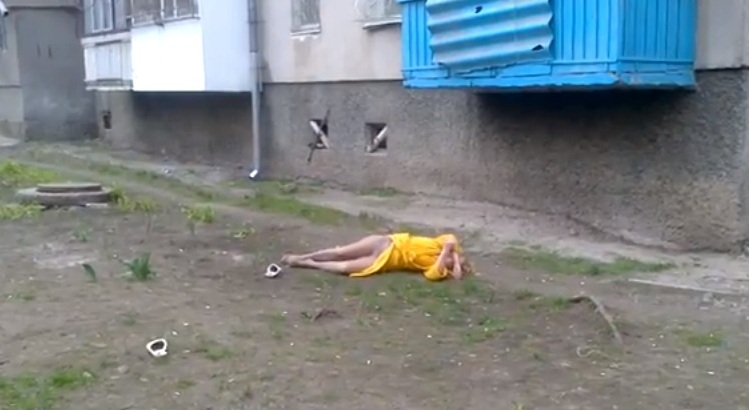 Женщину забрала "скорая". Фото - скриншот видео. 