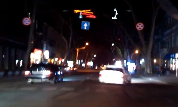 Автомобилисты устраивают опасные гонки по ночам в Одессе. Фото - скриншот видео. 