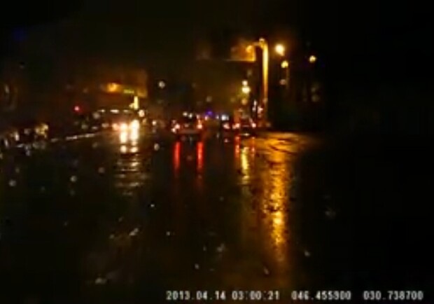 Водителя иномарки занесло на мокрой дороге. Фото - скриншот видео. 