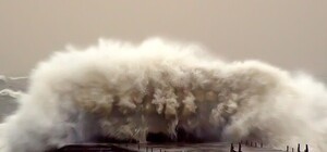 Завтра обещают ураган и большие волны: 