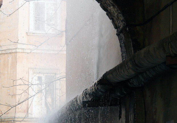 В центре Одессы забил фонтан. Фото - Артем Зверьков