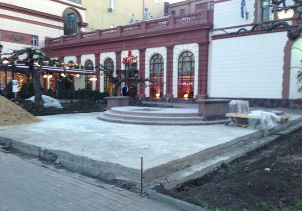Алексей Костусев выложил фото бетонной площадки. Фото: www.facebook.com/Mayor.of.Odessa.