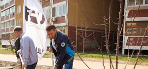 Автогонщики  доказали, что умеют сажать деревья