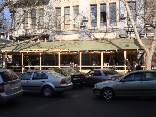 Площадка ресторана занимала почти весь тротуар. Фото - odessa.ua