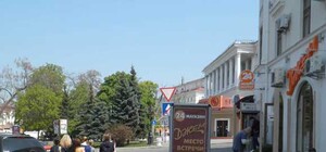 В центре Севастополя ларек перегородил тротуар