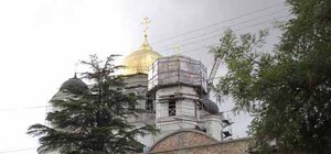 В Симферополе аварийный кран целый год нависал над головами прохожих