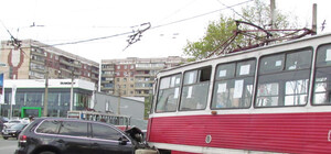 ДТП: старенький трамвай подмял под себя крутой джип хозяина автосалона