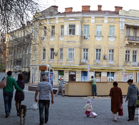 В Одессе продолжают разбивать летние кафе и площадки на пешеходных зонах. Фото - nr2.ru