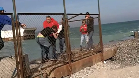Парня избили за то, что зашел на пляж. Фото - скриншот видео.