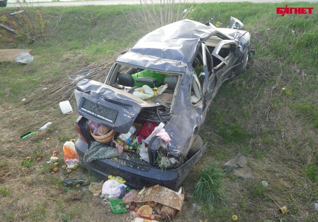Водителя и его маленькую дочь из перевернутой машины вытащили очевидцы. Фото: bagnet.org