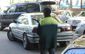 Парковщики у Святогорской Лавры довели до истерики семью, приехавшую к святым местам