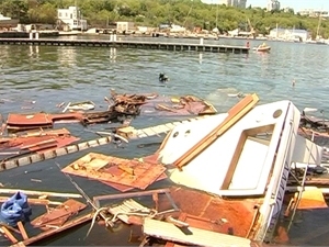 После взрыва часть яхты, ушла ко дну, а оставшиеся детали остались на поверхности воды. Фото: МЧС в Одесской области.