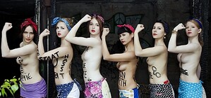 Голые FEMEN протестовали против кастрюль и пеленок